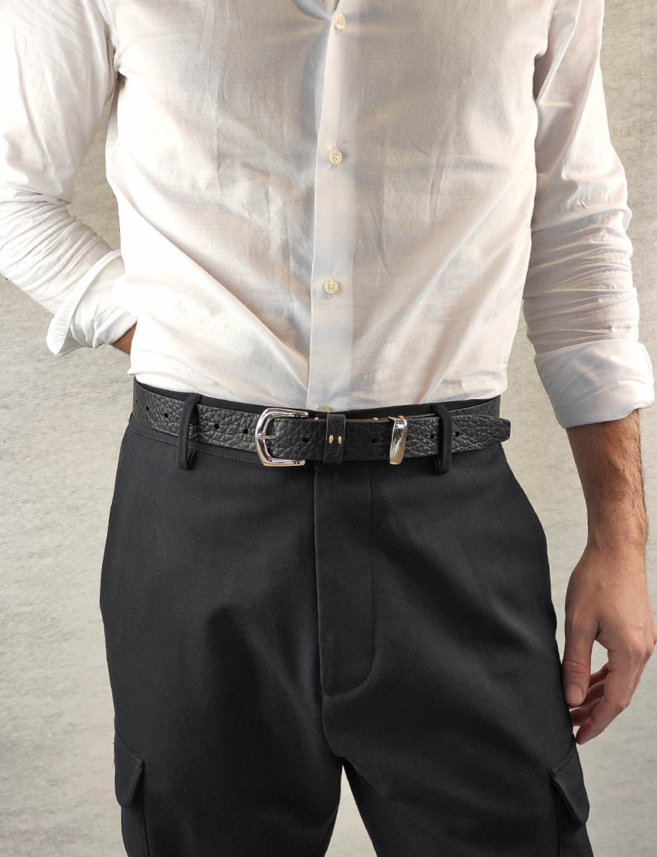 Cintura unisex Clara colore nero indossata uomo