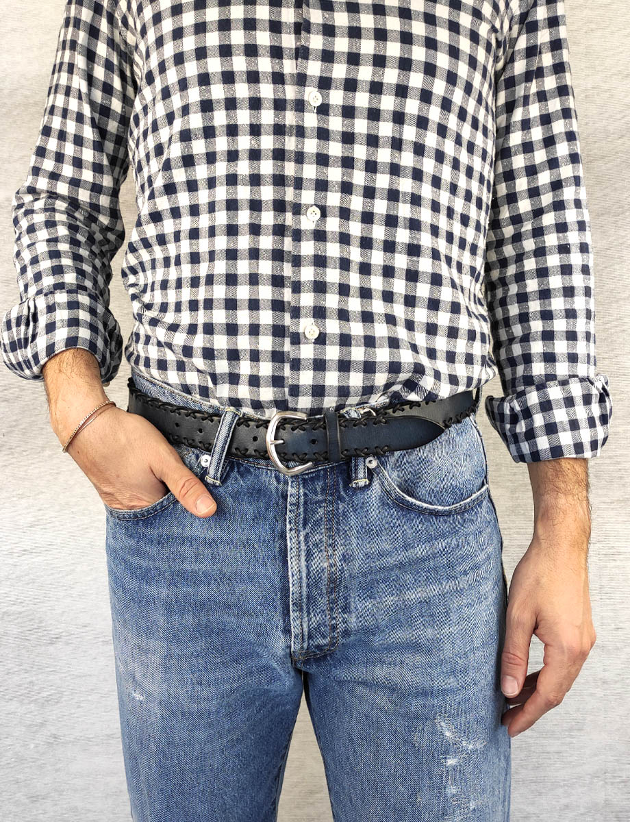 Cintura Kennet UNISEX in vera pelle tinta a mano con particolare punto croce in filo cerato e fibbia in argento vintage. Colore Blu indossata uomo